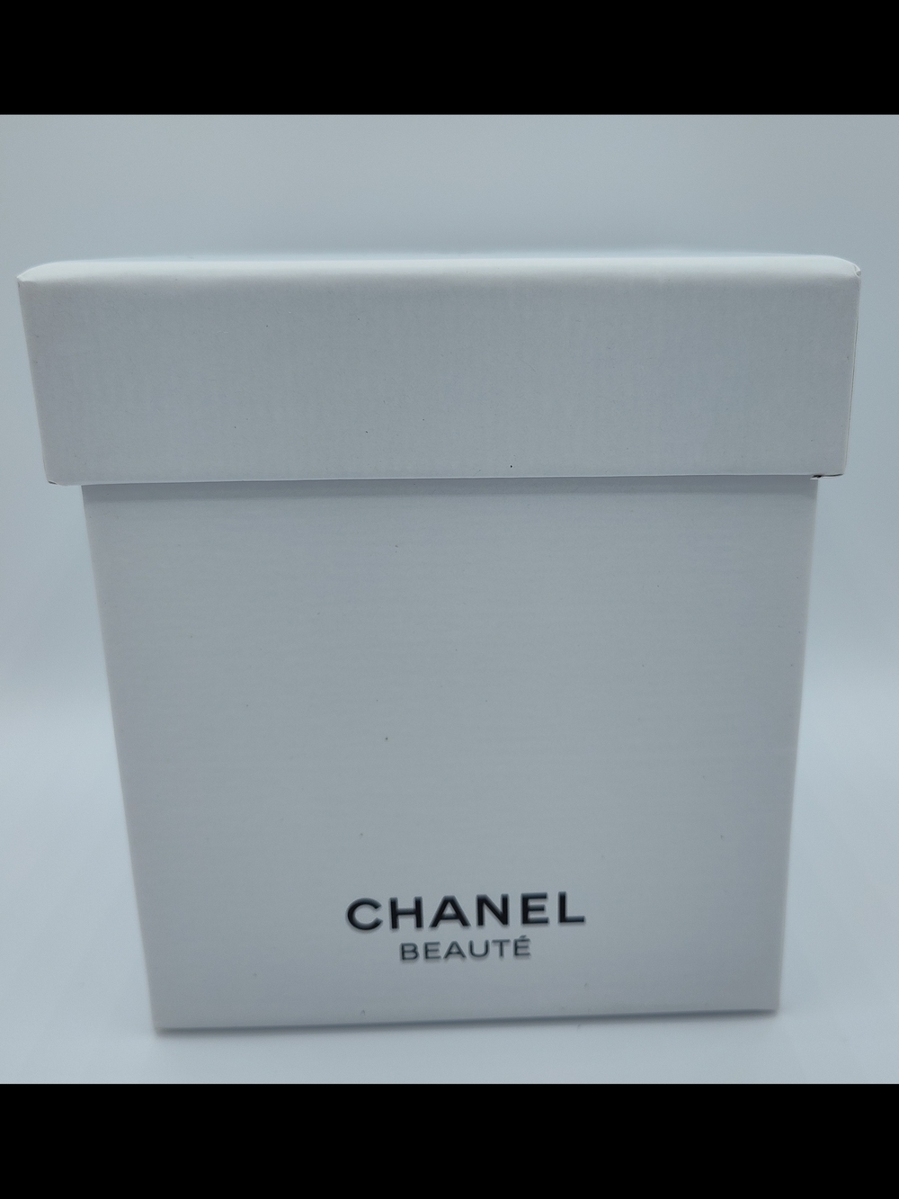 CHANEL Fine Jewelry White and Gold Gift Box Snow Globe - Picture 3 of 6